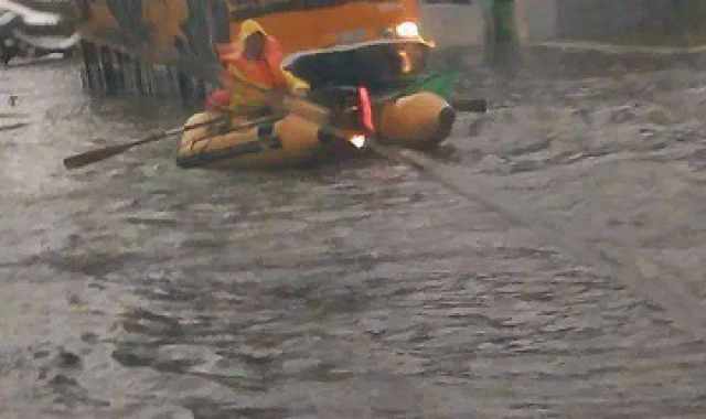 San Girolamo si allaga e un uomo torna a casa in gommone: foto